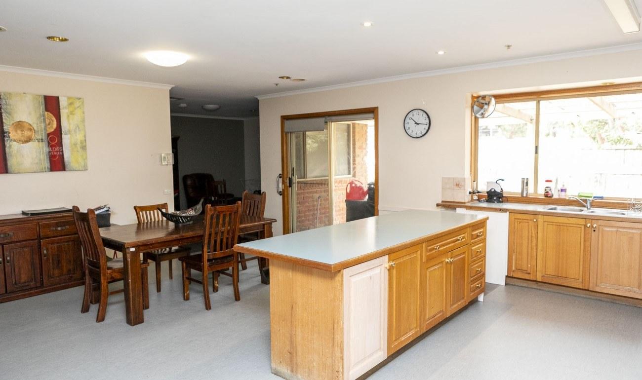 Image: Accommodation Vacancy - Ketnor St, Cranbourne - Kitchen and dining area with breakfast bench