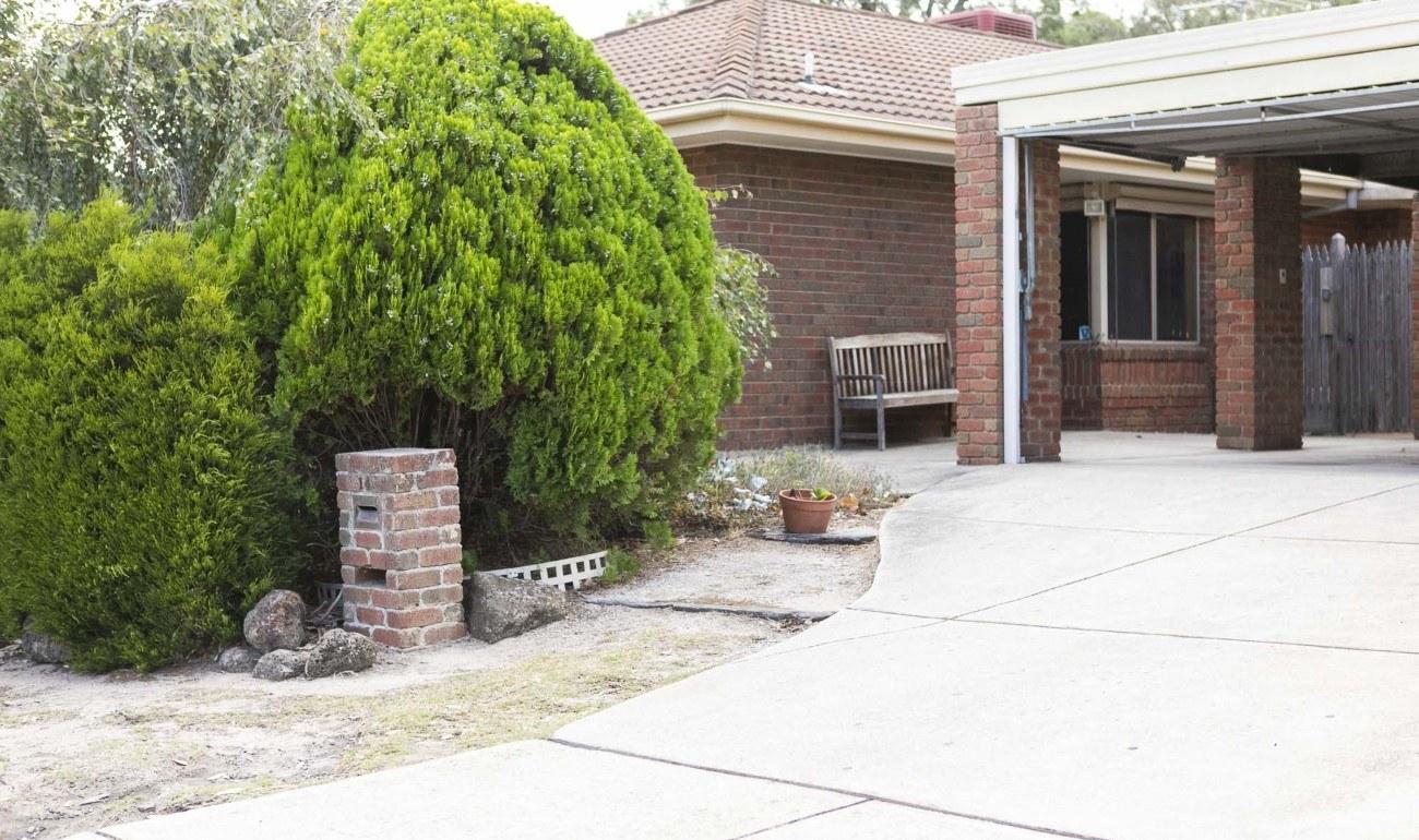 Image: Accommodation Vacancy - Ketnor St, Cranbourne - Outdoor view of spacious driveway