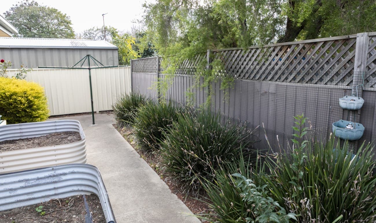 Image: Yooralla's Shepparton Accommodation Vacancy - Outdoor garden area with raised beds and hills hoist clothesline